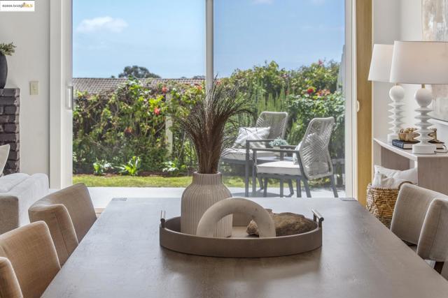 93 Thousand Oaks St, Oakland CA: https://media.crmls.org/mediaz/65e6e341-db9b-4bd0-88ce-50a6ad49a39d.jpg