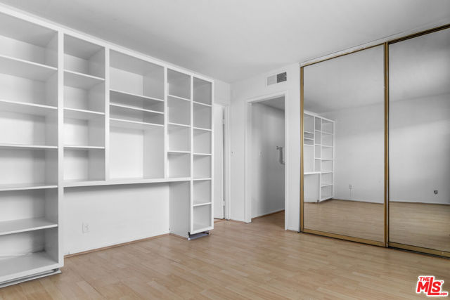 4660 Coldwater Canyon Avenue, Studio City CA: https://media.crmls.org/mediaz/65e7f03c-d477-47ea-a399-d4968474cd77.jpg