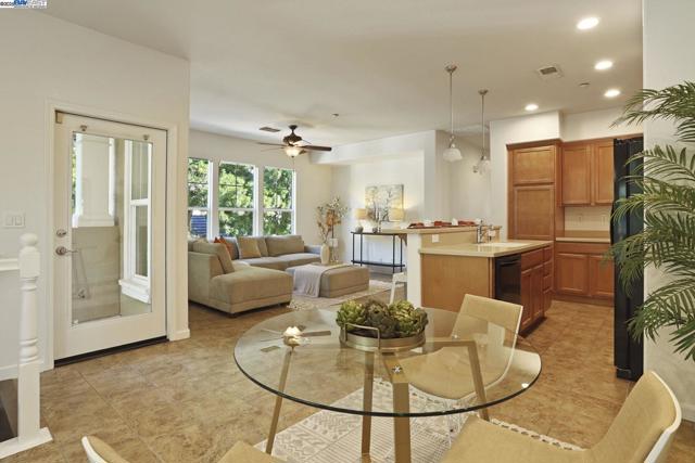 292 W Lucita Way, Mountain House CA: https://media.crmls.org/mediaz/65e7f3fe-995b-4b8f-bb9f-6cd70dbb23e6.jpg