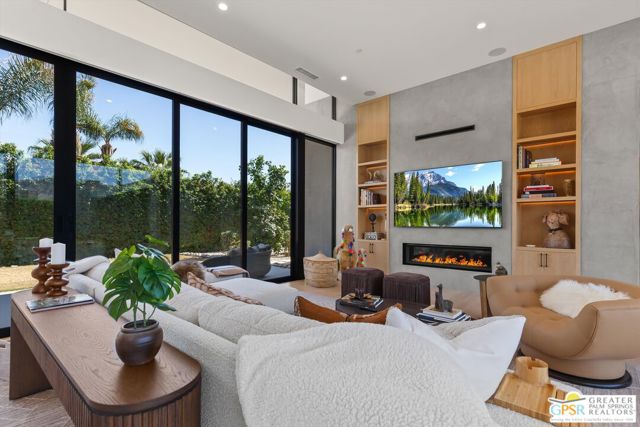 8 Desert Lark Circle, Rancho Mirage, CA 92270