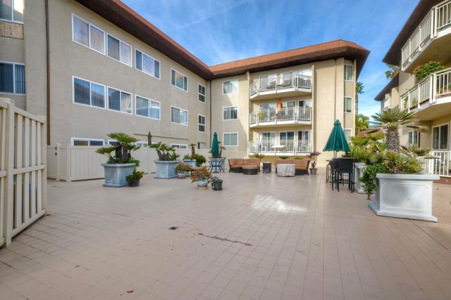 5370 La Jolla Blvd, La Jolla CA: https://media.crmls.org/mediaz/65ea42de-839b-464f-934f-4f7827a80226.jpg
