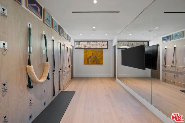 938 -940 Palisades Beach Road, Santa Monica CA: https://media.crmls.org/mediaz/65ea4335-1418-40d2-b133-d2777962520b.jpg