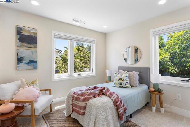 1002 Middle Ave, Menlo Park CA: https://media.crmls.org/mediaz/65ea454f-5b1f-4c1e-b266-f491dedf91b3.jpg