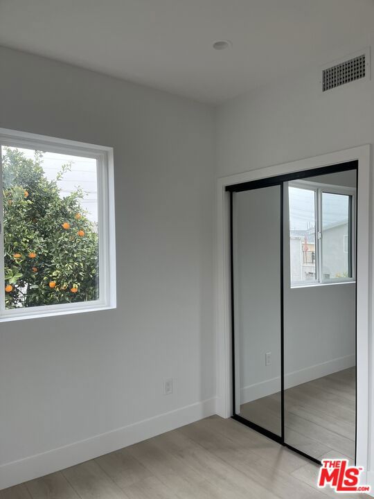 212 E 29th Street, Los Angeles CA: https://media.crmls.org/mediaz/65eac6f1-1d3c-4357-a820-abac8b559990.jpg