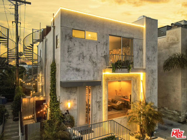 657 Mildred Avenue, Venice CA: https://media.crmls.org/mediaz/65eb1738-6d30-4b8f-8645-0ffb7a0e4d54.jpg