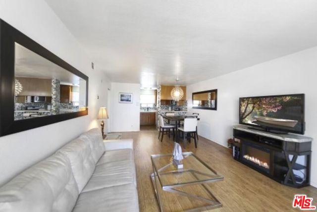 630 N Grand Avenue, Los Angeles CA: https://media.crmls.org/mediaz/65eb2f17-f963-4da1-8723-95f16ab90f8e.jpg