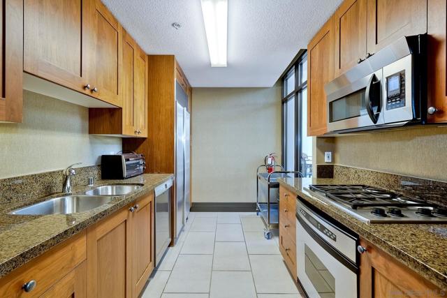 700 W Harbor Dr, San Diego CA: https://media.crmls.org/mediaz/65eb9442-a869-48f0-936a-6986e8e33494.jpg