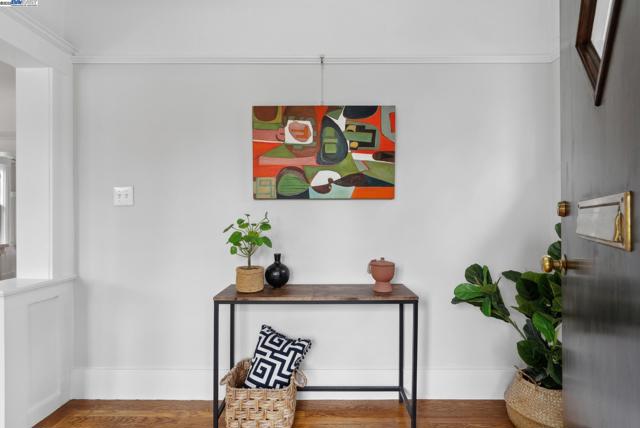 3206 Garfield Ave, Alameda CA: https://media.crmls.org/mediaz/65ec05d4-3bcc-4a5d-82ae-b2458e6f240b.jpg