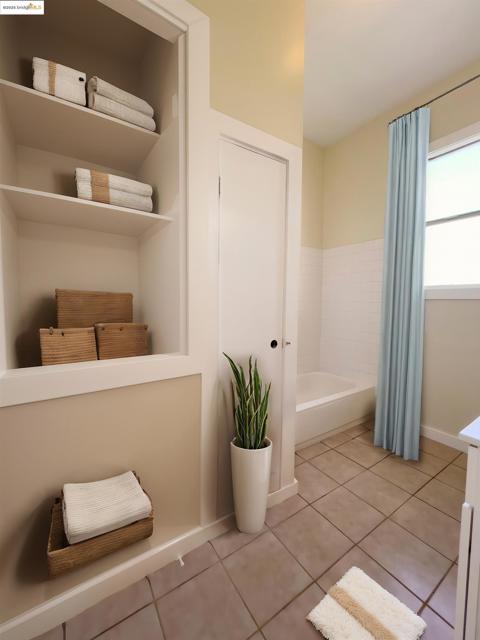 861 20Th St, Oakland CA: https://media.crmls.org/mediaz/65ec1a42-bbd5-4573-b075-d192128a3790.jpg