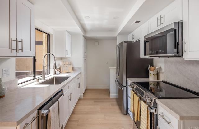 1680 N Coast Hwy 101, Encinitas CA: https://media.crmls.org/mediaz/65ec69dc-13dd-4029-a84e-608617c5293b.jpg