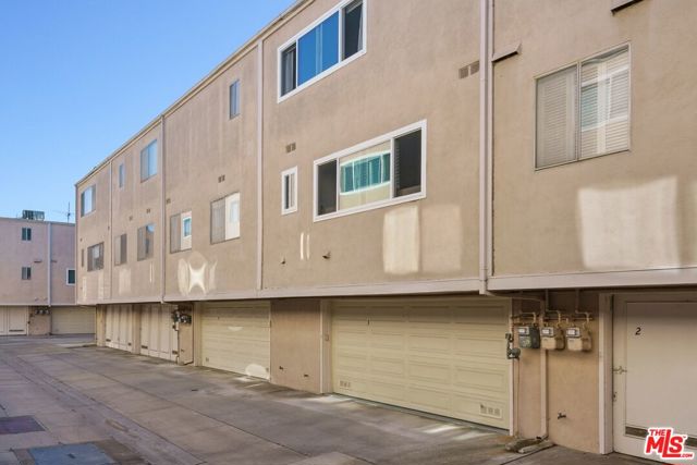 13065 Mindanao Way, Marina del Rey CA: https://media.crmls.org/mediaz/65ecefa2-5f6f-4738-baf0-67c3fe044c7d.jpg