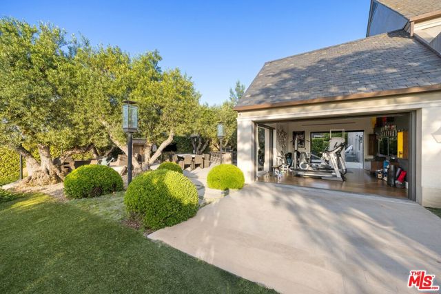 3396 Stone Ridge Lane, Los Angeles CA: https://media.crmls.org/mediaz/65ed6dc0-0472-4d1a-a942-acb774ff8af9.jpg