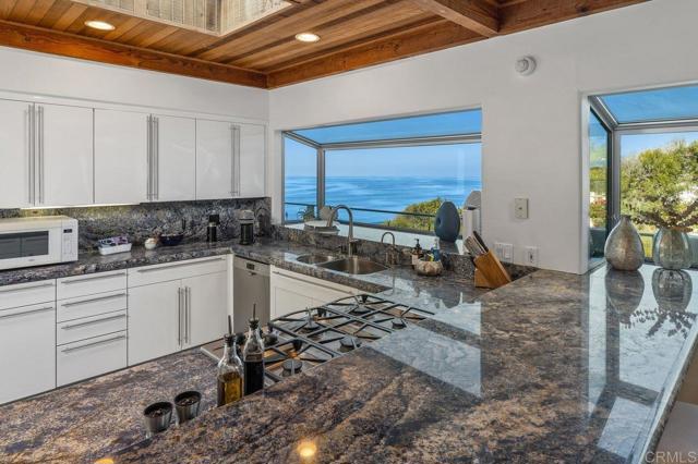 Detail Gallery Image 25 of 47 For 806 4th St, Encinitas,  CA 92024 - 5 Beds | 5/2 Baths