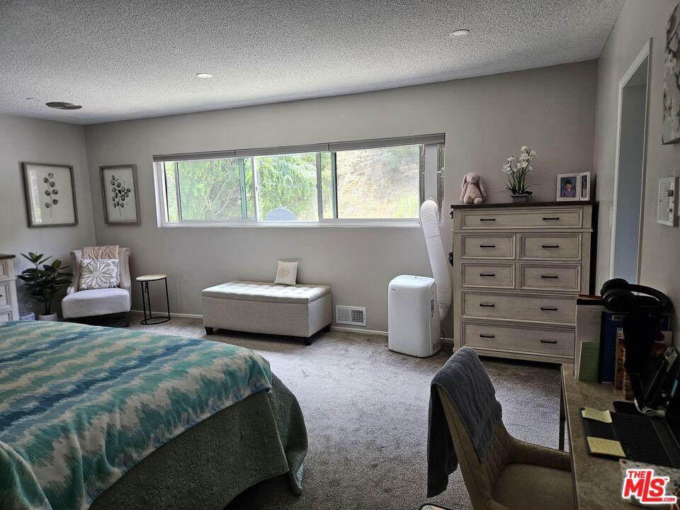 https://media.crmls.org/mediaz/65ee8bd4-d07a-4eef-83a6-7fffdce56e64.jpg?preset=X-Large