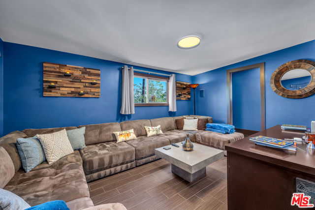 1948 Sunflower Avenue, Los Angeles CA: https://media.crmls.org/mediaz/65eec47f-edfc-440f-891a-7454cfc24319.jpg