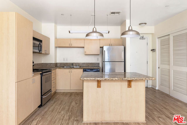 630 W 6th Street, Los Angeles CA: https://media.crmls.org/mediaz/65ef306c-840c-41ec-8ae6-e86acae3f449.jpg