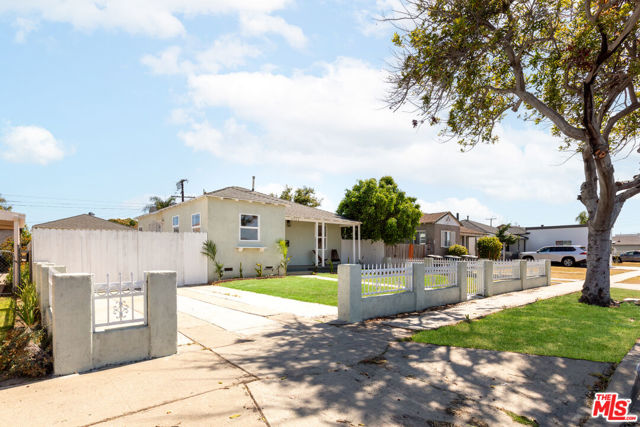 2722 Marine Avenue, Gardena CA: https://media.crmls.org/mediaz/65f05b34-2363-4476-8d8a-cb09b291c581.jpg