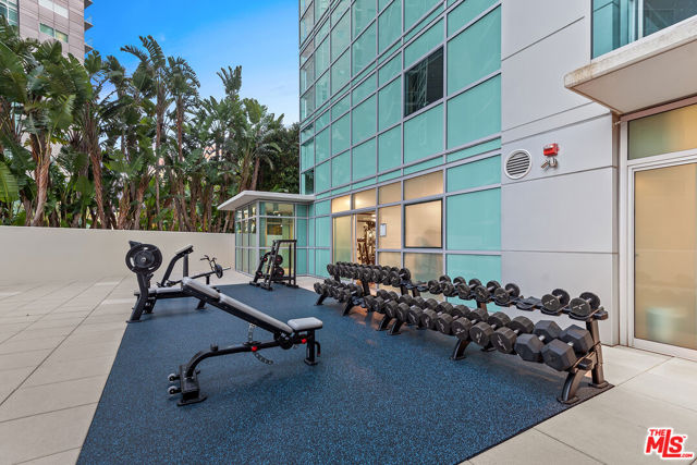 13700 MARINA POINTE Drive, Marina del Rey CA: https://media.crmls.org/mediaz/65f07307-586c-4352-9d59-e971c717030d.jpg
