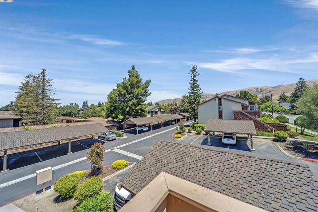 136 Hackamore Ln, Fremont CA: https://media.crmls.org/mediaz/65f1d090-cf56-4af1-bf1e-fa2ecd89ebb1.jpg