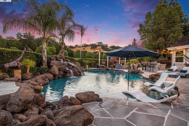 91 RED CYPRESS CT, Danville CA: https://media.crmls.org/mediaz/65f21178-3bd3-4ec0-99c2-3ac8168a1615.jpg