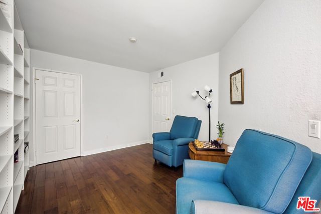 10229 Variel Avenue, Chatsworth CA: https://media.crmls.org/mediaz/65f22ce0-caca-489e-9b93-a3f55c4232b9.jpg