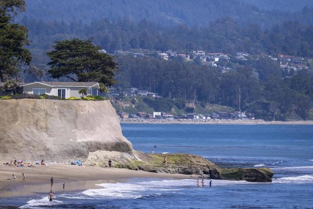 1965 42nd Avenue, Capitola CA: https://media.crmls.org/mediaz/65f3bfff-8d87-4e8b-b01c-462ebbea4015.jpg