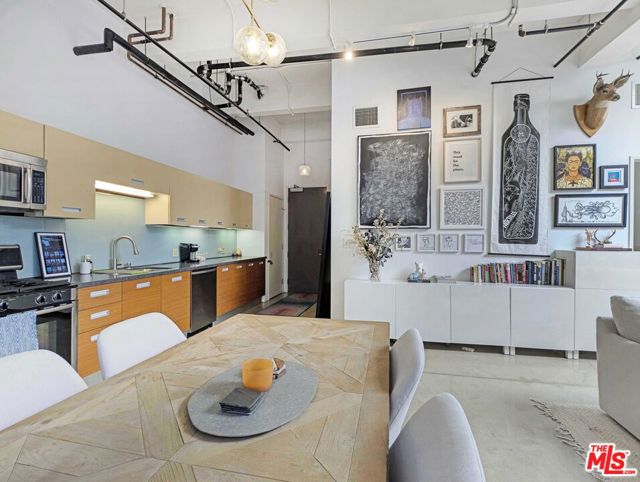 738 S Los Angeles Street, Los Angeles CA: https://media.crmls.org/mediaz/65f51965-1b09-41d8-8eee-b76367dc52f0.jpg