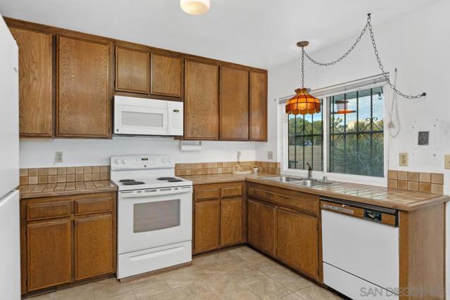 10497 Moorpark St, Spring Valley CA: https://media.crmls.org/mediaz/65f530aa-dc60-457c-9f36-a6ef0677941e.jpg