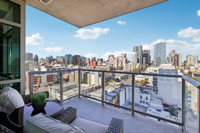 800 The Mark Ln, San Diego CA: https://media.crmls.org/mediaz/65f5711f-857a-4d91-93ad-b93567698f1e.jpg