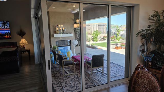 4709 Iron Bird Dr, Folsom CA: https://media.crmls.org/mediaz/65f58cbe-1aa8-49af-b84f-497022b8f6a7.jpg