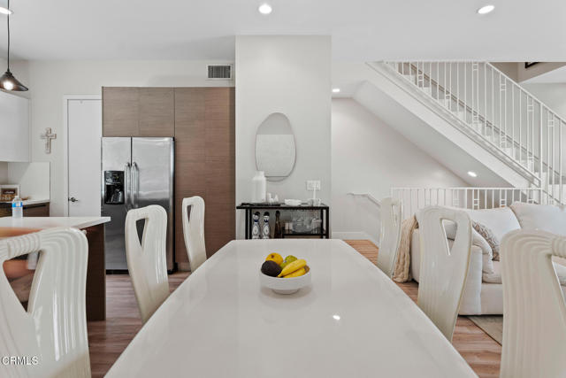 5664 Hazeltine Avenue, Sherman Oaks CA: https://media.crmls.org/mediaz/65f650af-3ea3-41ff-8d58-257818dd81d4.jpg