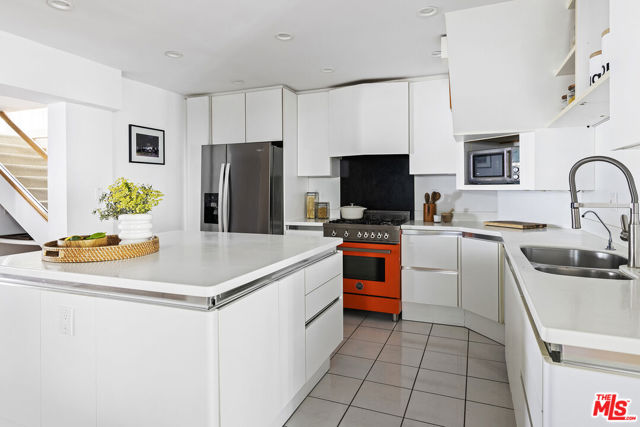 3820 Broadlawn Drive, Los Angeles CA: https://media.crmls.org/mediaz/65f65a2a-6ee6-439f-92cd-637853cfdd23.jpg