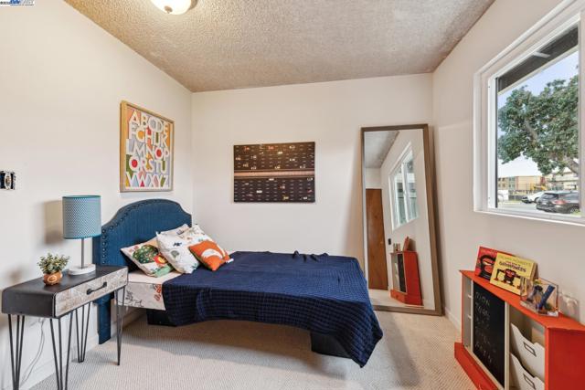 413 Grand St, Alameda CA: https://media.crmls.org/mediaz/65f79dda-e2ed-411e-b637-bd4f157f90ba.jpg