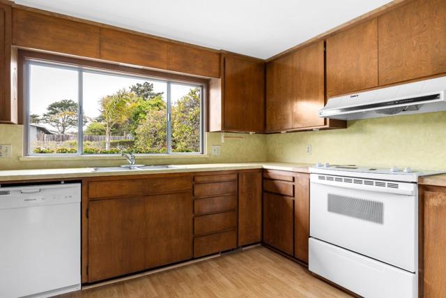 232 Peninsula Drive, Marina CA: https://media.crmls.org/mediaz/65f7dd83-8fc2-4b98-881c-3ac9635cbc10.jpg