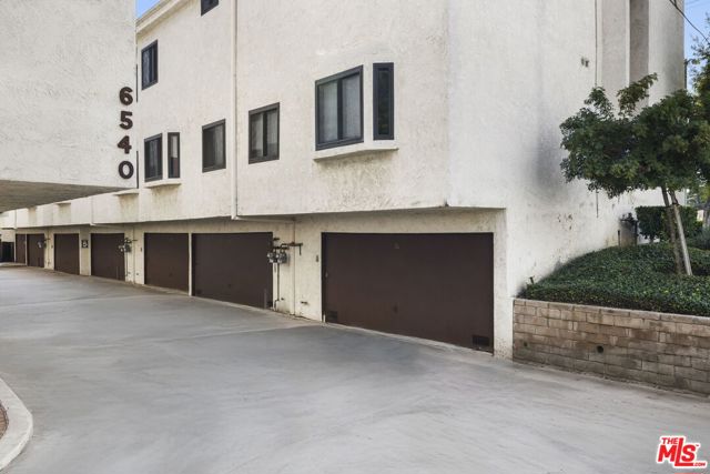 6540 Hayvenhurst Avenue, Lake Balboa CA: https://media.crmls.org/mediaz/65f87897-c5a9-4dc3-89aa-4b93817c33eb.jpg