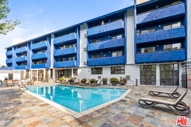 10982 ROEBLING Avenue, Los Angeles CA: https://media.crmls.org/mediaz/65f8882f-125e-47c9-a436-dab5e67932c6.jpg
