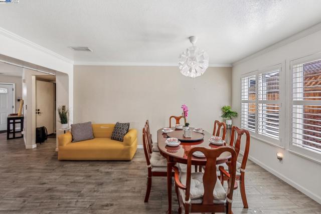 1005 Wood Thrush Ln, Tracy CA: https://media.crmls.org/mediaz/65f95f2c-e9fe-42cd-8518-d4c00a860e29.jpg