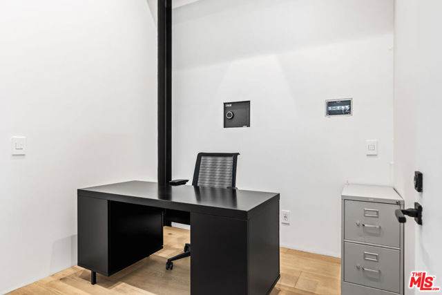 1346 Abbot Kinney Boulevard, Venice CA: https://media.crmls.org/mediaz/65fa5dbc-b7b0-48a2-b3b9-1436d894e36b.jpg