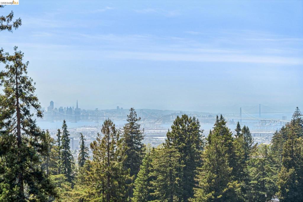 https://media.crmls.org/mediaz/65fa7018-ec60-4852-843a-8bec575a8c9c.jpg?preset=X-Large
