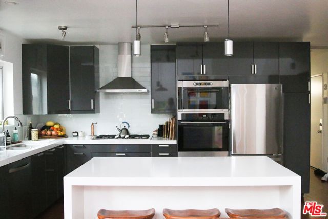 531 Venice Way, Venice CA: https://media.crmls.org/mediaz/65fc67f8-30ac-4c62-ab4e-5da90d85bac1.jpg