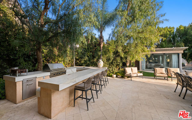 1021 N Crescent Drive, Beverly Hills CA: https://media.crmls.org/mediaz/65fd8bf1-111b-443d-80b8-52e368f4d1ae.jpg