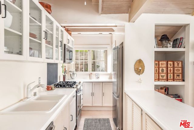 1315 N Beverly Glen Boulevard, Los Angeles CA: https://media.crmls.org/mediaz/65fe349c-b65e-4e20-97a4-e58a198a2eed.jpg