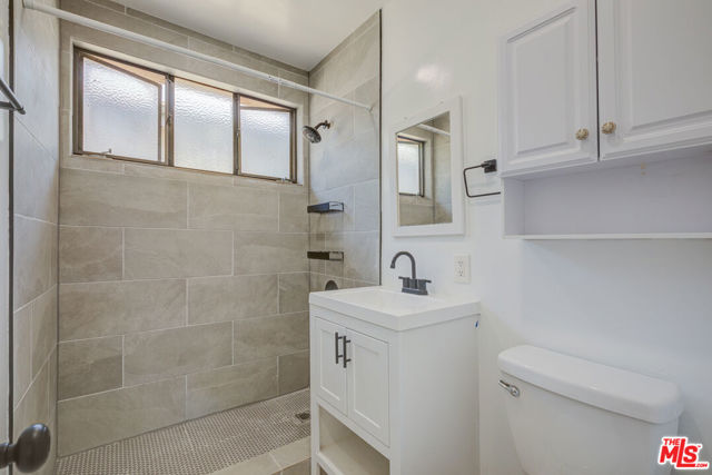 11825 Iowa Avenue, Los Angeles CA: https://media.crmls.org/mediaz/65fe7f3e-4690-457e-b532-049523c2e734.jpg