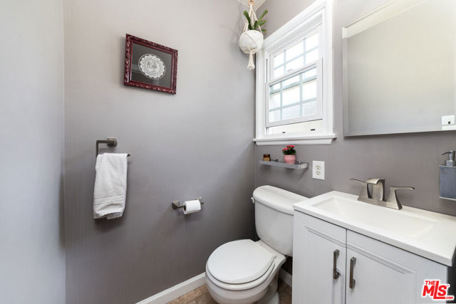 22021 De La Osa Street, Woodland Hills CA: https://media.crmls.org/mediaz/65fe9295-ea00-4f1f-be73-008fe55029a3.jpg