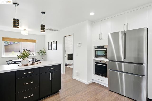 7927 Phaeton Dr, Oakland CA: https://media.crmls.org/mediaz/65ff67d8-8bca-41d3-b66a-5d87f66ec9db.jpg