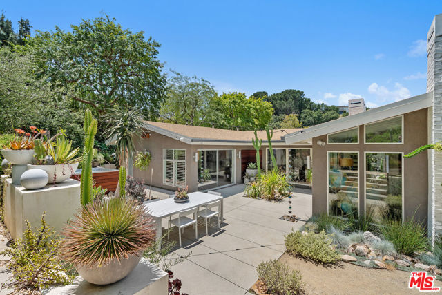 11575 Dona Dorotea Drive, Studio City CA: https://media.crmls.org/mediaz/65ff9210-ab19-4b71-9782-90d2f814fb08.jpg