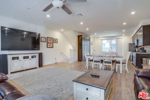 20619 Oakglen Lane, Winnetka CA: https://media.crmls.org/mediaz/65ff97dc-899d-4a6c-b116-f6293d39b105.jpg