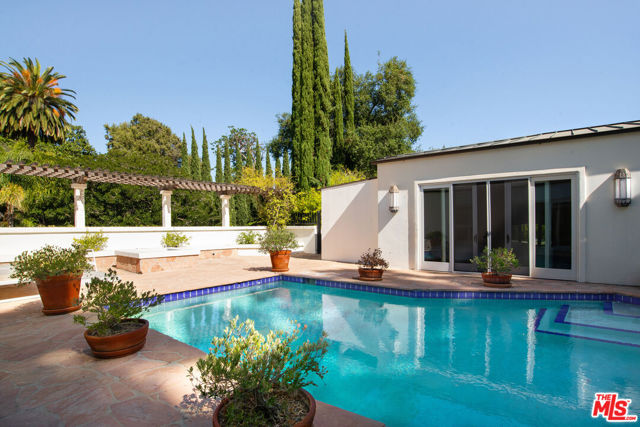 1031 Cove Way, Beverly Hills CA: https://media.crmls.org/mediaz/66009473-e3ce-438e-ad4b-f3cacab77f78.jpg