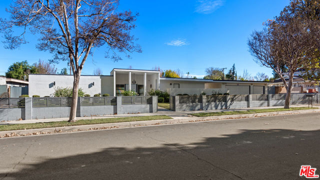 6228 Sale Avenue, Woodland Hills CA: https://media.crmls.org/mediaz/6600a9ad-0afe-448b-a28a-2d4d9fd2036d.jpg
