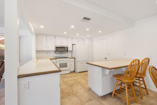 2050 Silver Oak Way, Hemet CA: https://media.crmls.org/mediaz/66011e03-65f5-45e5-9b28-e28da2349dce.jpg